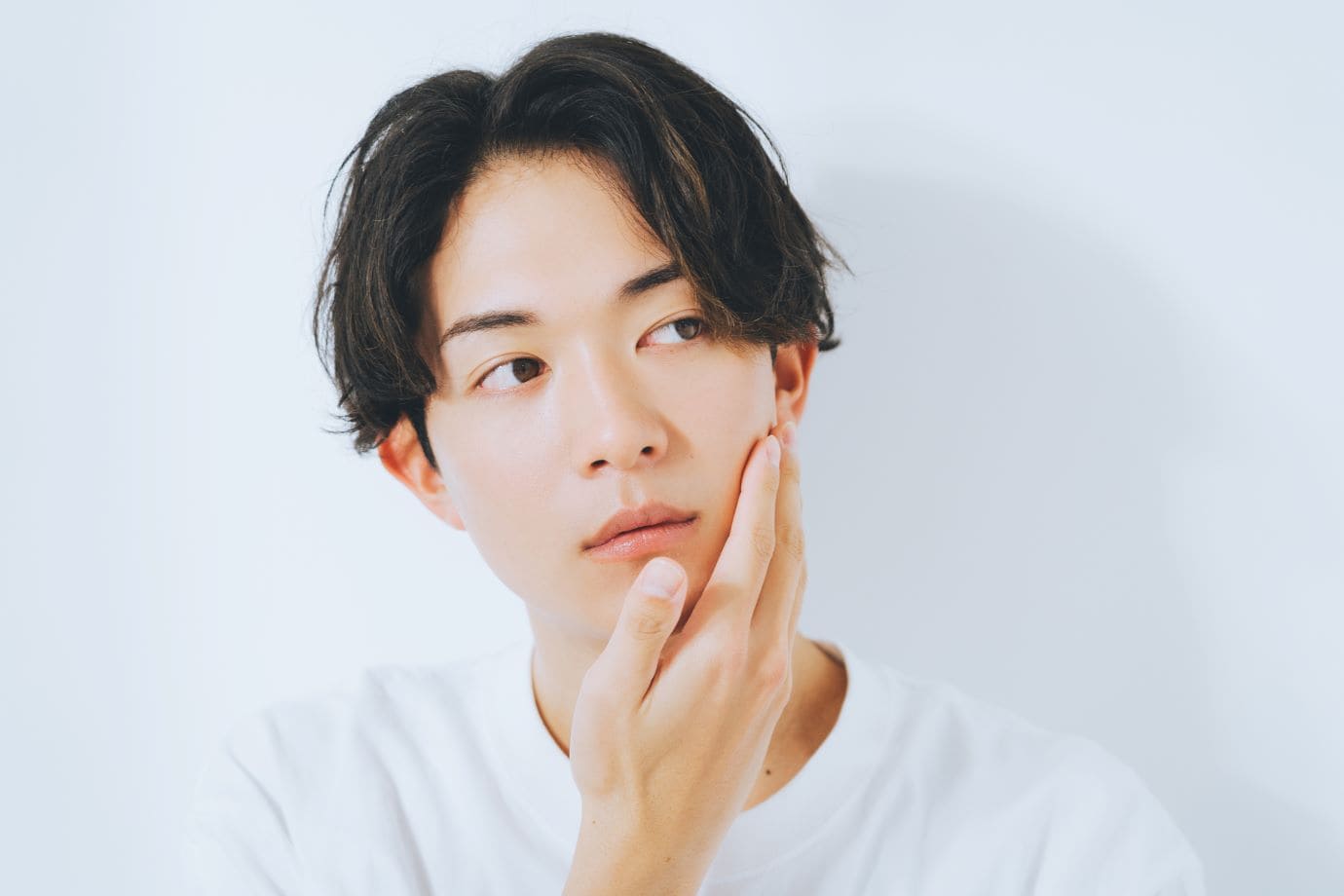 ひげを気にする男性