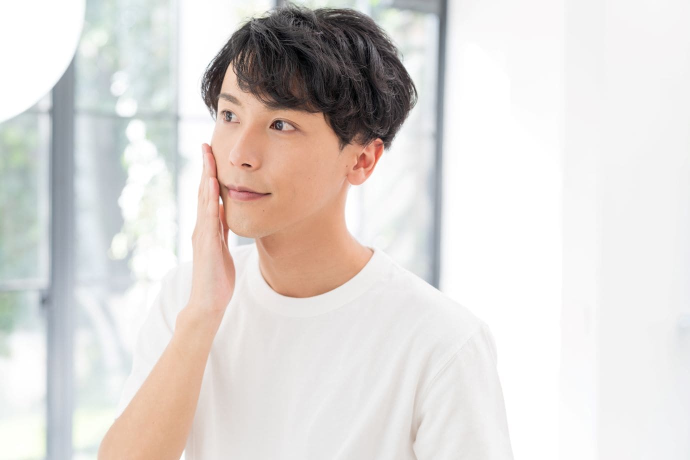 ひげを気にする男性