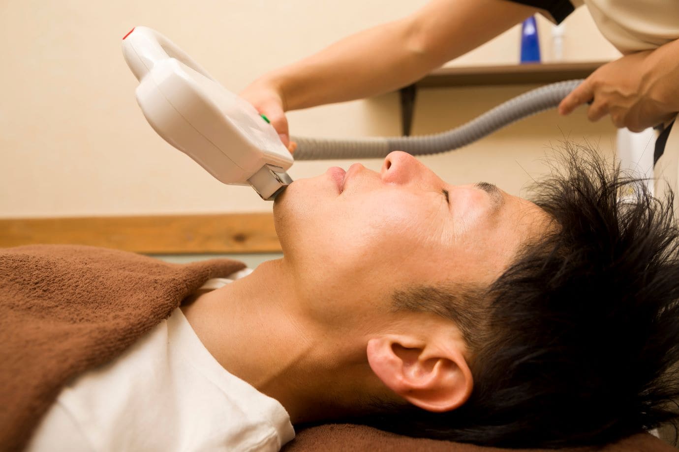 脱毛処理している男性