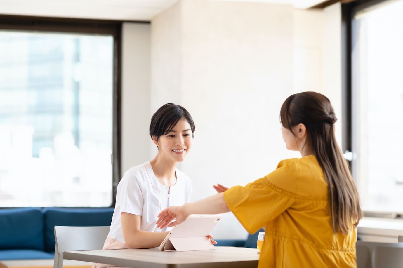 脱毛を検討している女性